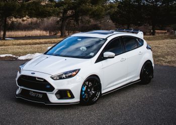 White Ford Focus sporting the Project 6GR 10-TEN wheels RS-SPEC