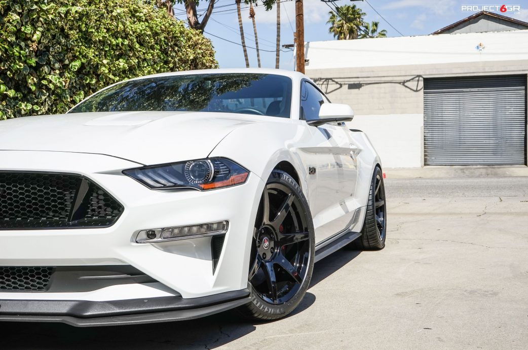 Oxford white Mustang GT gets a new color combo sporting Project 6GR 7-SEVEN wheels in Gloss Black finish