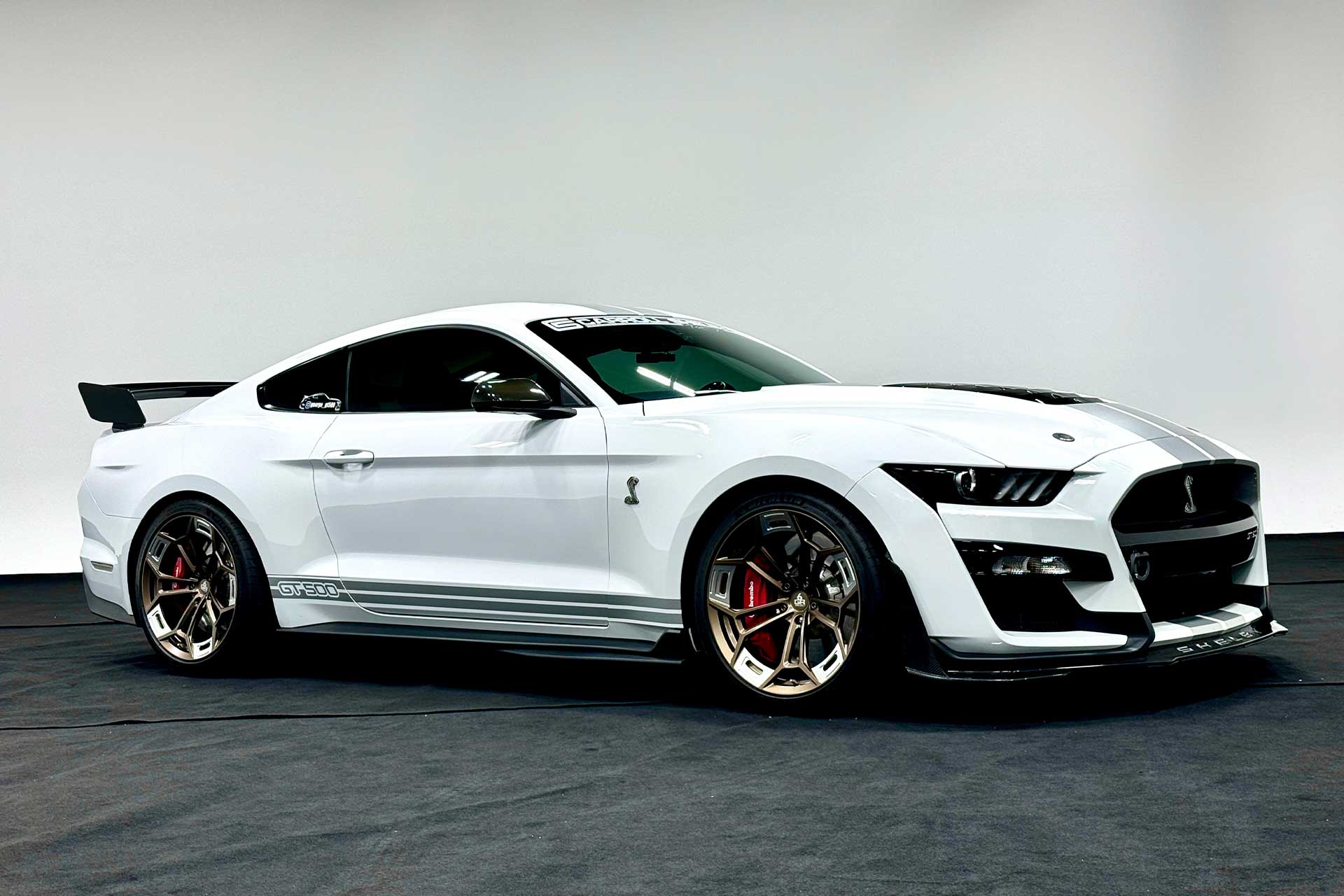 oxford white with silver stripe s550 ford mustang shelby gt500 with project 6gr ten d wheels