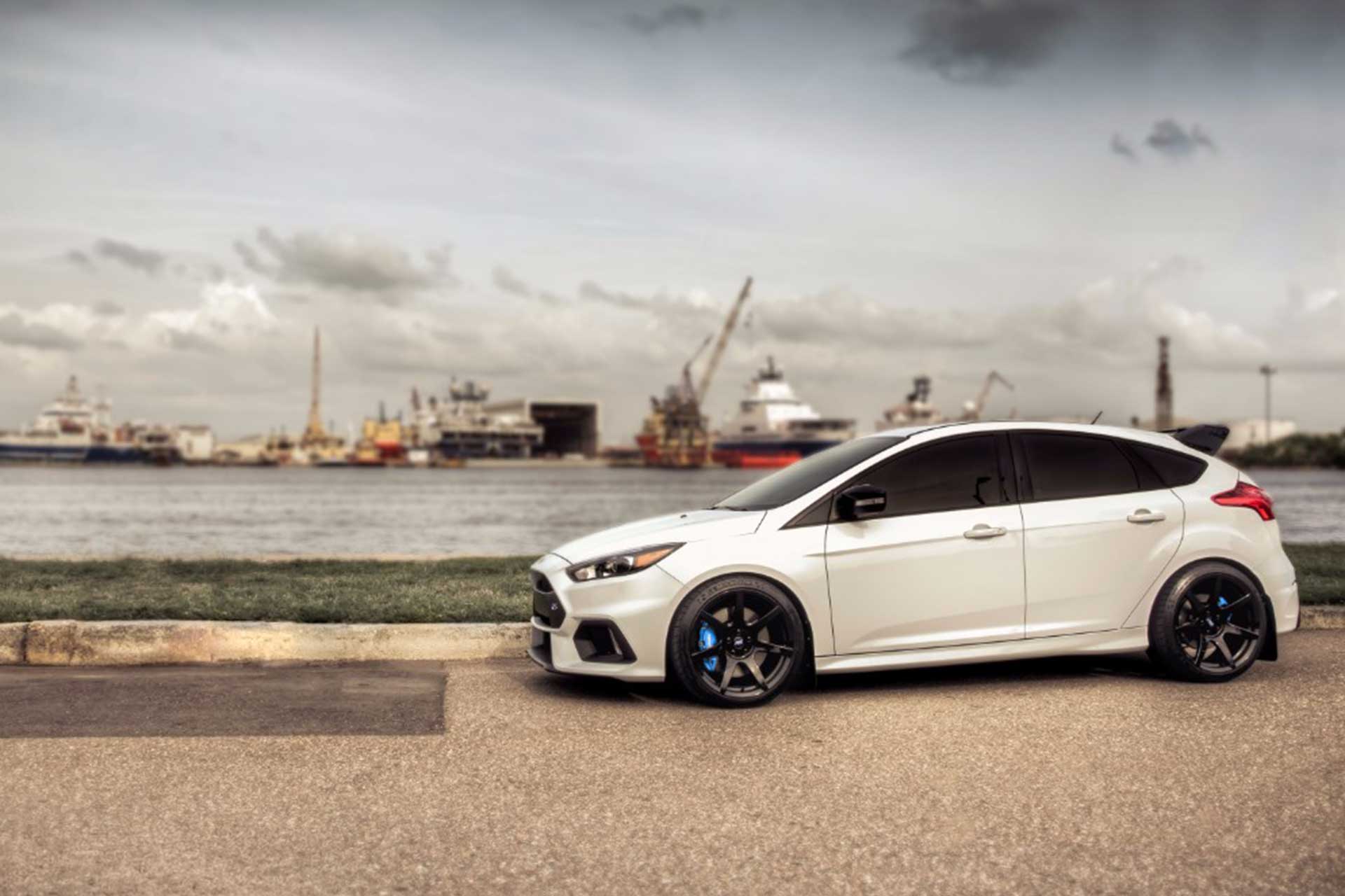 white ford focus rs with gloss black project 6gr seven wheels